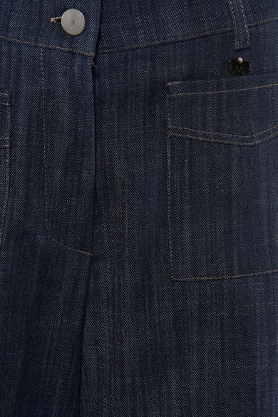 Pantalon de costume en denim bleu foncé par AMELIE ET AMELIE, détail de poches avec boutons et coutures contrastées