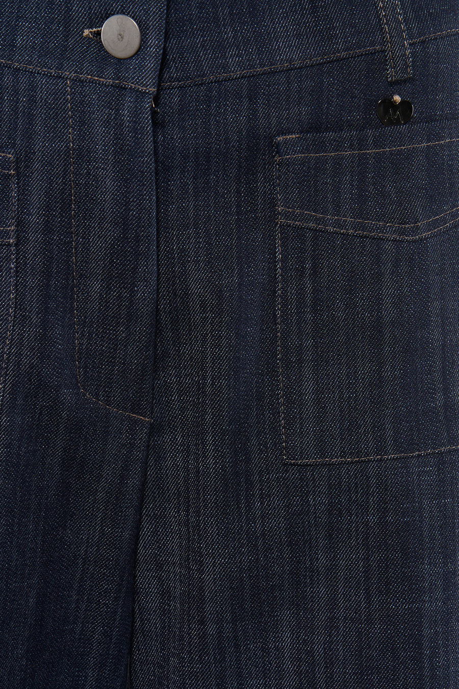 Pantalon de costume en denim bleu foncé par AMELIE ET AMELIE, détail de poches avec boutons et coutures contrastées