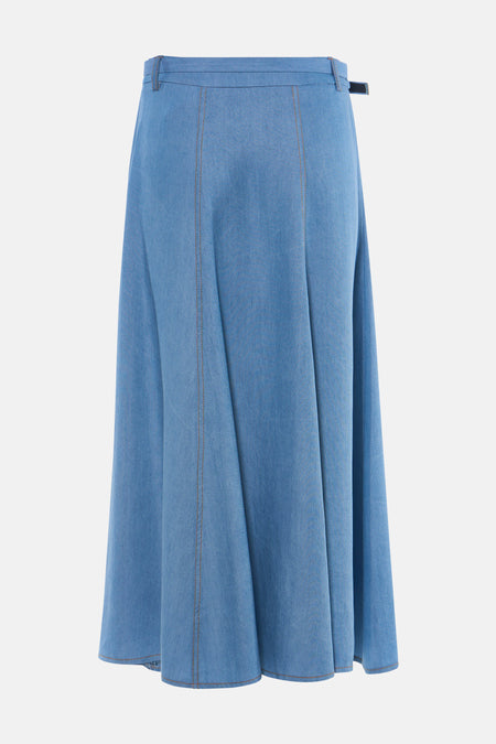 Jupe longue en denim bleu clair d'AMELIE ET AMELIE, avec coutures apparentes et coupe évasée.