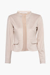 Veste courte beige en suédine par AMELIE ET AMELIE, avec encolure arrondie et poches plaquées.