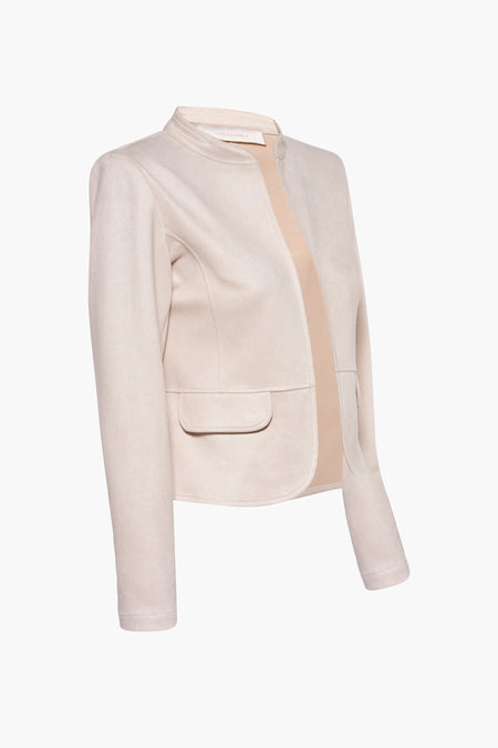 Veste courte beige d'AMÉLIE ET AMÉLIE avec poche plaquée et bordure ton sur ton.
