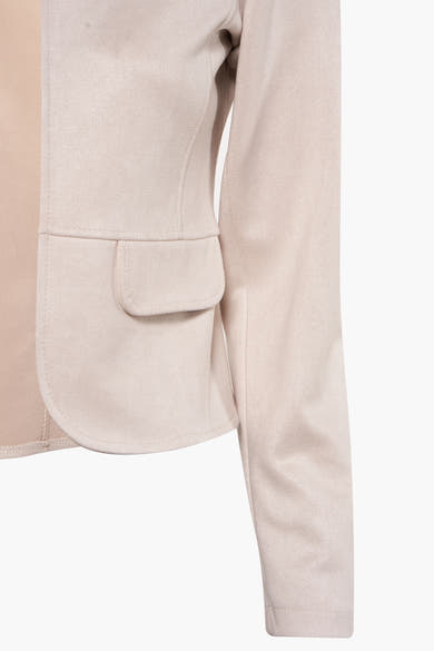 Veste courte beige d'AMELIE ET AMELIE, avec poche plaquée, en tissu texturé.
