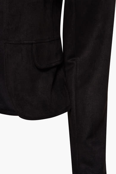 Veste courte noire d'Amelie et Amelie, avec poche plaquée et texture douce.