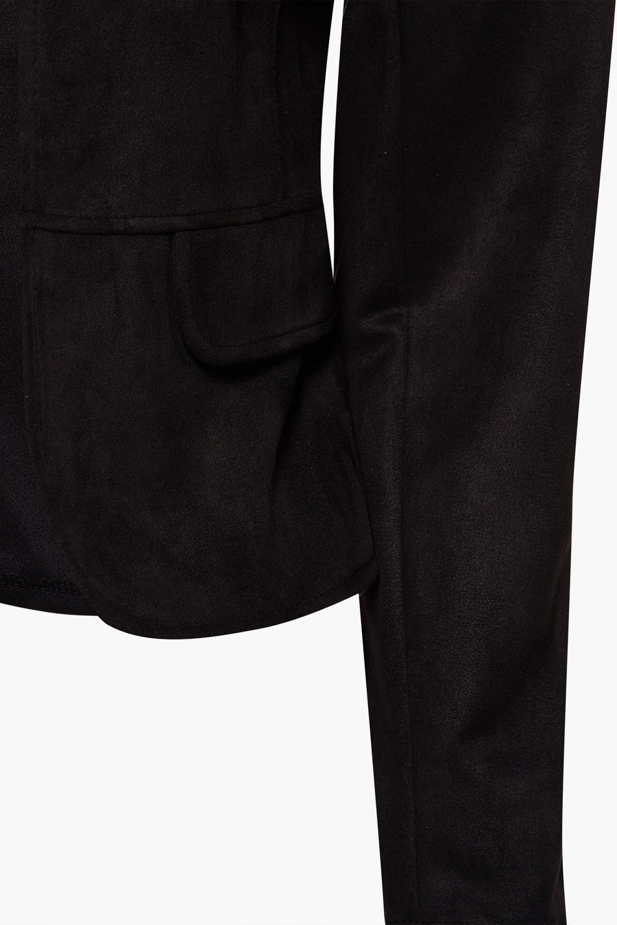 Veste courte noire d'Amelie et Amelie, avec poche plaquée et texture douce.