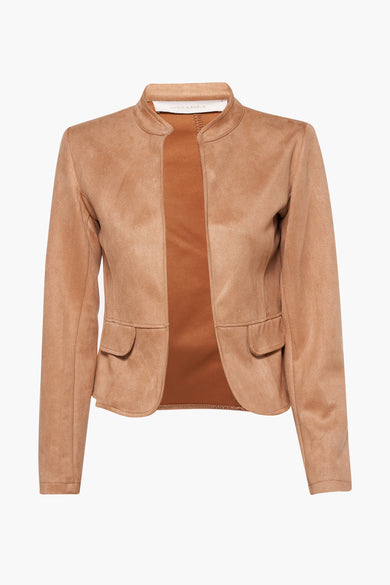 Veste courte cognac d'AMÉLIE ET AMÉLIE avec une texture douce et des poches plaquées.
