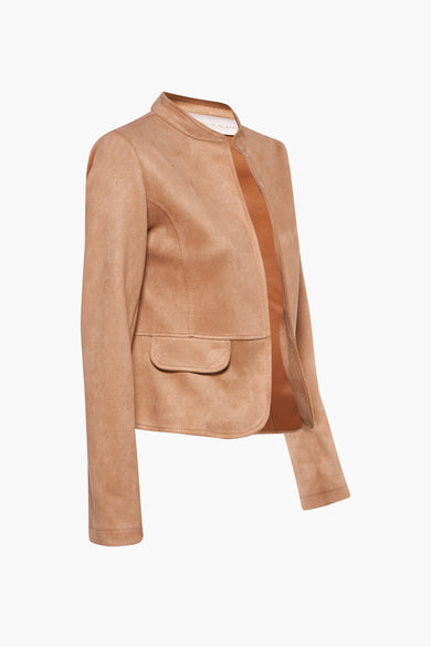 Veste courte cognac par AMELIE ET AMELIE, avec une poche plaquée et une texture suédée.