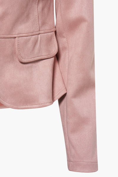 Veste courte rose d'AMELIE ET AMELIE, avec poche plaquée et texture douce.