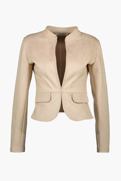 Veste courte beige d'AMELIE ET AMELIE, avec poches plaquées et coupe arrondie sur le devant.