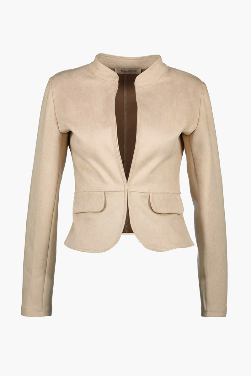 Veste courte beige d'AMELIE ET AMELIE, avec poches plaquées et coupe arrondie sur le devant.