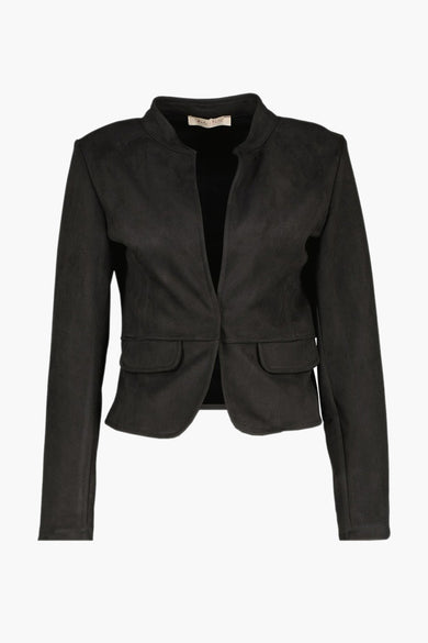 Veste courte noire de AMELIE ET AMELIE en matière souple avec poches plaquées.
