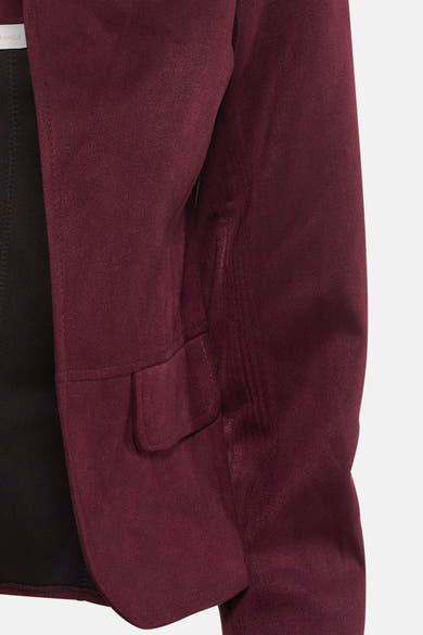 Veste courte bordeaux d'AMELIE ET AMELIE avec une poche plaquée, tissu texturé.