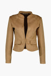 Veste courte marron en suédine par AMELIE ET AMELIE, avec poches plaquées et coupe ajustée.