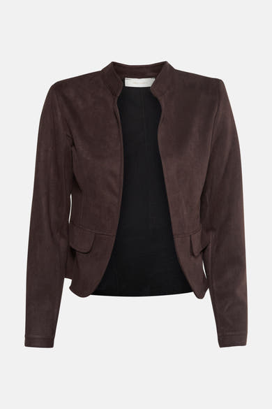 Veste courte marron en suédine de AMELIE ET AMELIE, avec des petites poches, portée par-dessus un haut noir.
