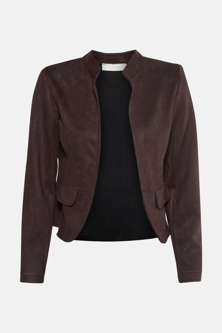 Veste courte marron en suédine de AMELIE ET AMELIE, avec des petites poches, portée par-dessus un haut noir.
