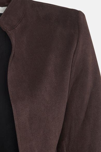 Veste courte brune par AMELIE ET AMELIE, en tissu texturé avec une doublure noire.
