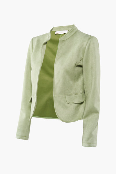 Veste courte vert en suédine d'AMELIE ET AMELIE, avec une doublure vert clair, poche plaquée et coupe arrondie.