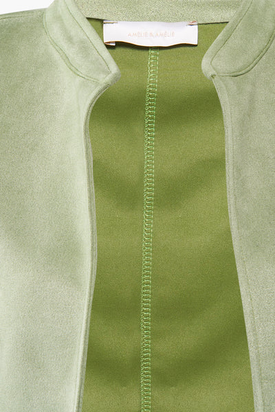 Veste courte vert pistache de AMELIE ET AMELIE, col arrondi, texture douce, couture centrale visible.