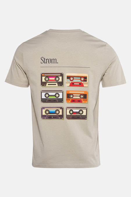 Groen T-shirt met korte mouwen van STROM, met cassettes op de rug gedrukt.
