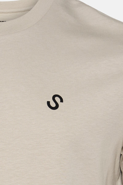 Groen T-shirt met korte mouwen van STROM met een geborduurd zwart "S"-logo op de borst.
