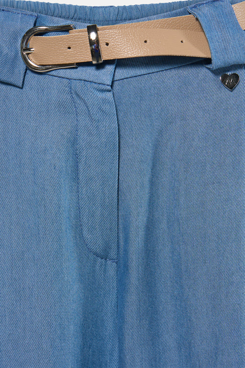 Pantalon de costume bleu clair en denim de AMELIE ET AMELIE, avec ceinture en cuir et détail cœur argenté.
