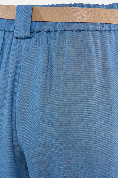 Pantalon de costume bleu clair en denim par AMELIE ET AMELIE, avec ceinture décorative beige.