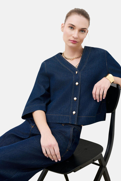 Korte mouwen denim blouse in donkerblauw van CAROLL, achterkant met bijpassende broek.