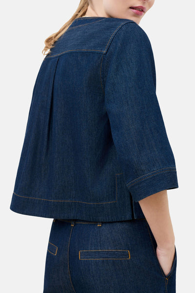 Chemise à manches courtes en denim bleu foncé de CAROLL, vue de dos avec pantalon assorti.