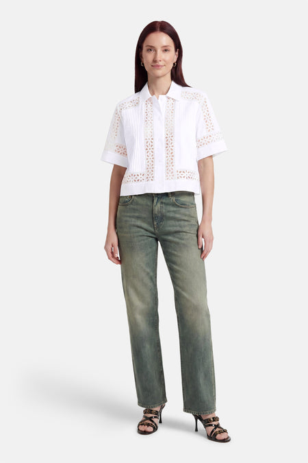 Chemise blanche de CAROLL à manches courtes, avec broderie anglaise florale et plis devant.