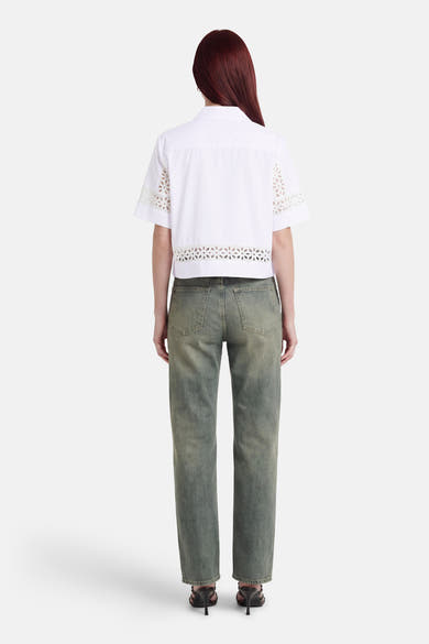 Chemise blanche à manches courtes de CAROLL, broderie anglaise florale perforée, vue de dos.