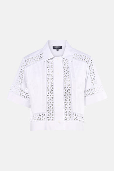 Chemise blanche de CAROLL à manches courtes, coupe courte, avec broderie anglaise et plis verticaux.