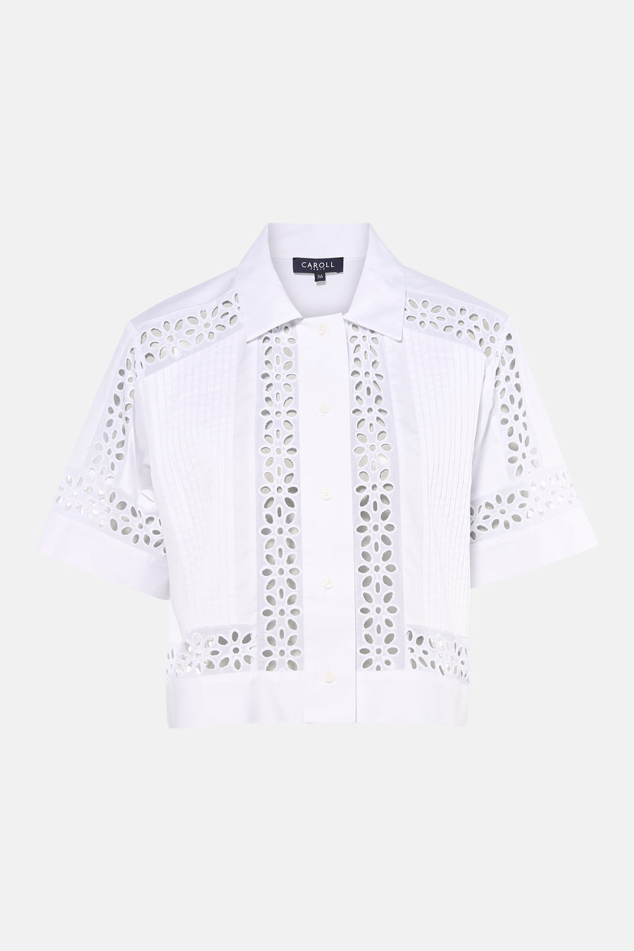 Chemise blanche de CAROLL à manches courtes, coupe courte, avec broderie anglaise et plis verticaux.