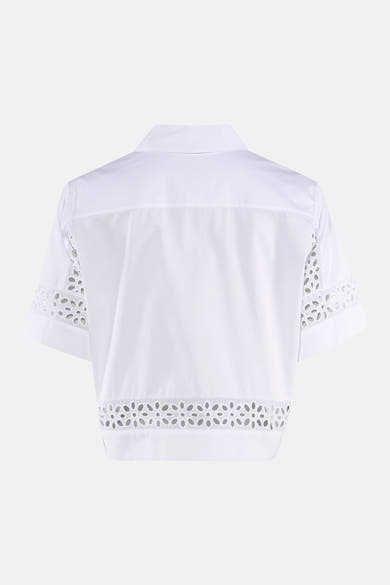 Chemise blanche de CAROLL à manches courtes et dos visible avec découpes ajourées florales sur les manches et l'ourlet.