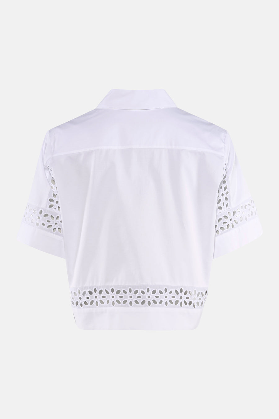 Chemise blanche de CAROLL à manches courtes et dos visible avec découpes ajourées florales sur les manches et l'ourlet.