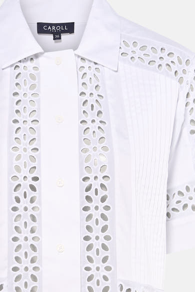 Chemise blanche de CAROLL avec broderie anglaise florale, plis verticaux, col classique et boutons blancs.