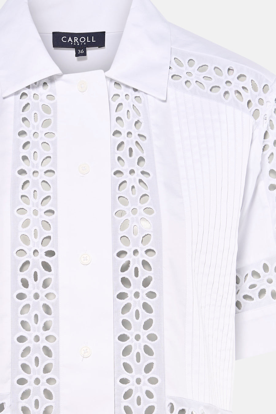 Chemise blanche de CAROLL avec broderie anglaise florale, plis verticaux, col classique et boutons blancs.