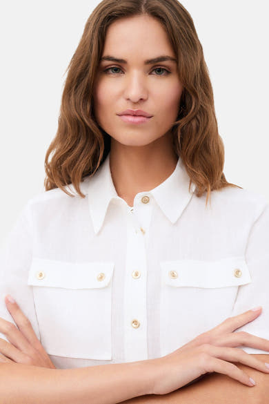 Chemise blanche de CAROLL en lin à manches courtes avec deux poches poitrine boutonnées.