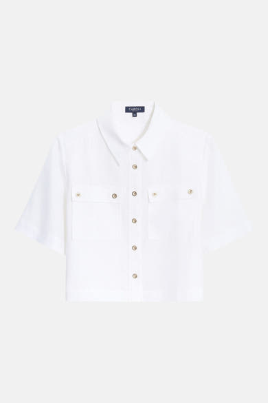 Chemise blanche à manches courtes de CAROLL en lin texturé, avec col, deux poches poitrine et boutons dorés.