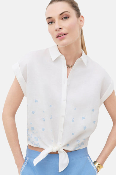 Wit overhemd met korte mouwen van CAROLL, van achteren met elastische zoom en geborduurde blauwe wijde broek.