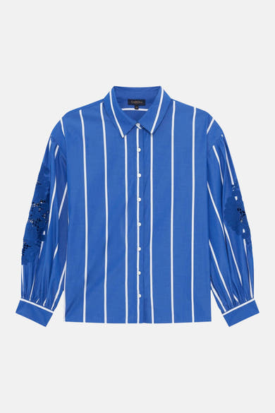Chemise bleue à rayures blanches de CAROLL, avec manches longues bouffantes ornées de dentelle florale.