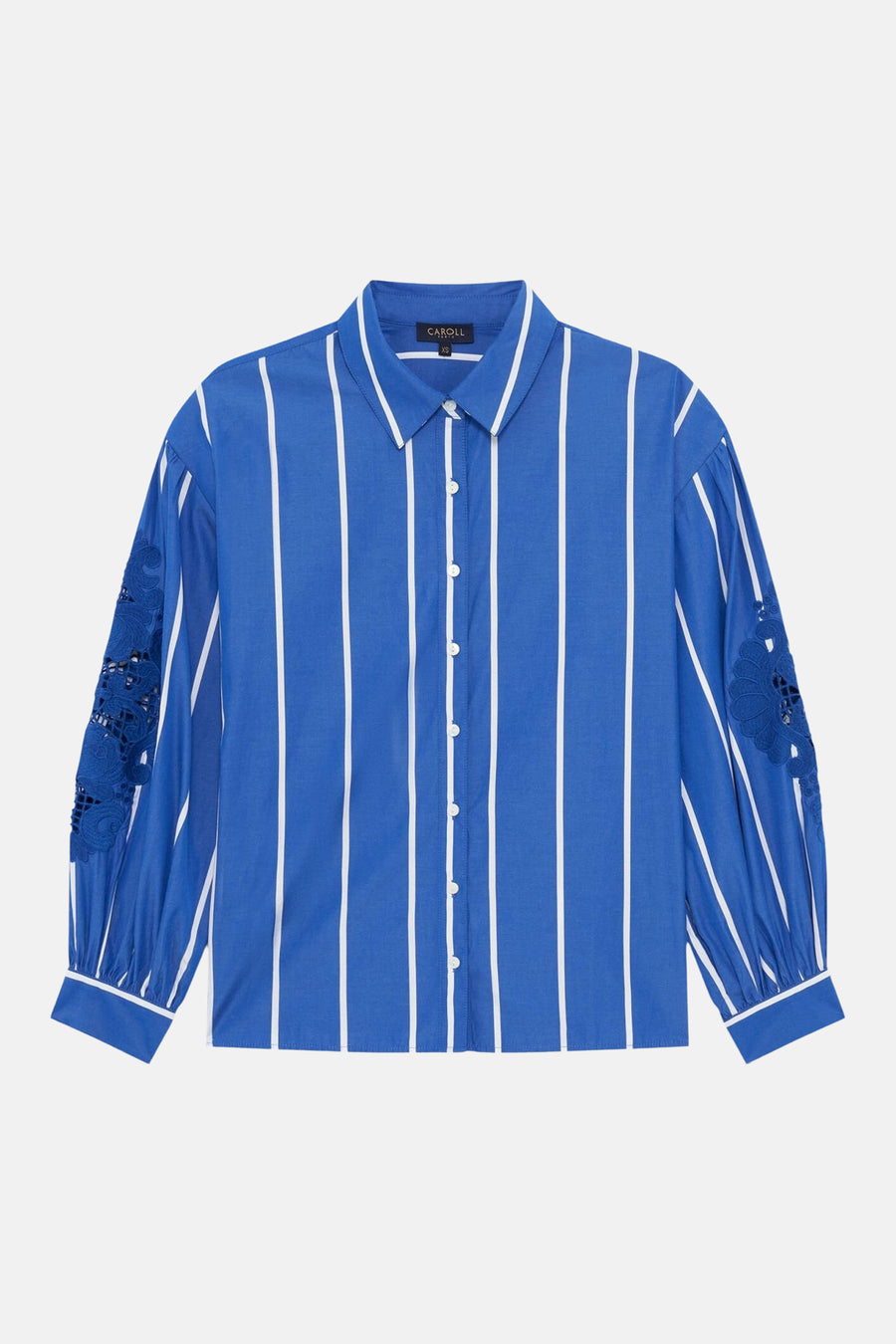 Chemise bleue à rayures blanches de CAROLL, avec manches longues bouffantes ornées de dentelle florale.