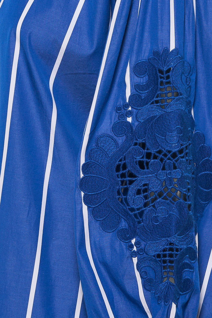 Chemisier bleu à rayures blanches de CAROLL, avec une broderie décorative ton sur ton.
