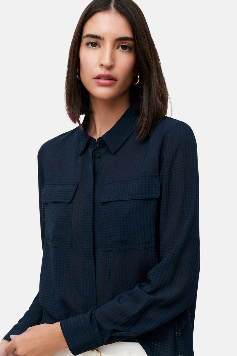 Chemise à manches longues bleue de CAROLL, à texture quadrillée, avec poches à rabat sur la poitrine et coupe décontractée.