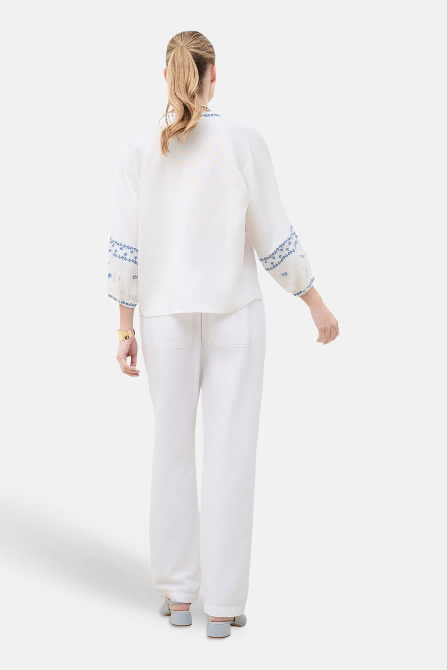 Blouse blanche en tissu léger de CAROLL à manches 3/4 avec broderie bleue sur les manches, vue de dos.
