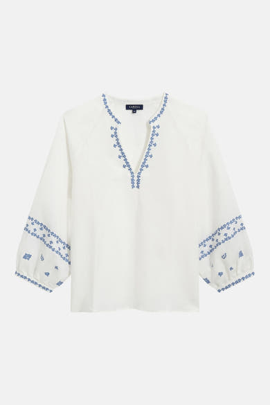 Witte linnen blouse met lange mouwen van CAROLL met blauwe borduursels bij de V-hals en pofmouwen.