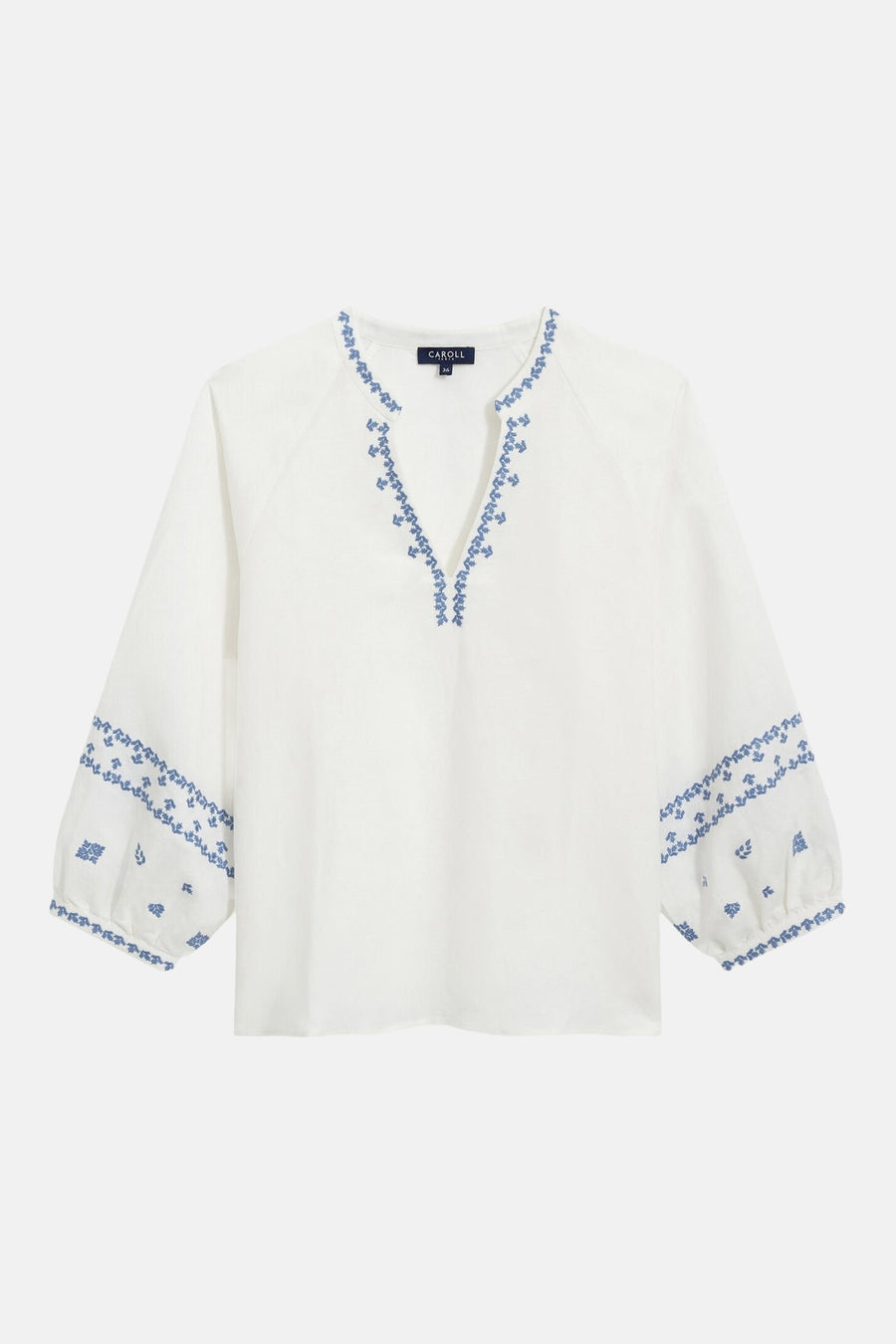 Witte linnen blouse met lange mouwen van CAROLL met blauwe borduursels bij de V-hals en pofmouwen.