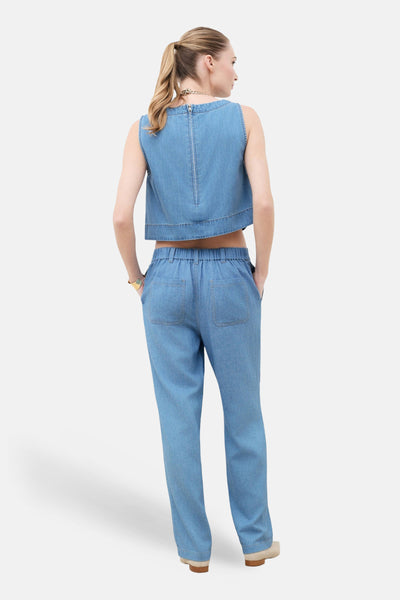 Mouwloos topje van lichtblauw denim van CAROLL, met ritssluiting aan de achterkant en korte pasvorm.