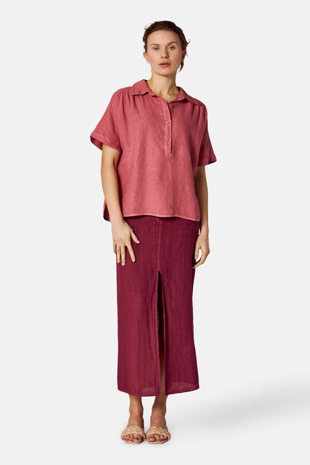 Roze blouse met korte mouwen van COPINES D'ANVERS met knoopsluiting en bordeauxrode lange rok met split.