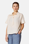 Ecru blouse met korte mouwen van COPINES D'ANVERS, met een kraag en discrete plooien in de rug.