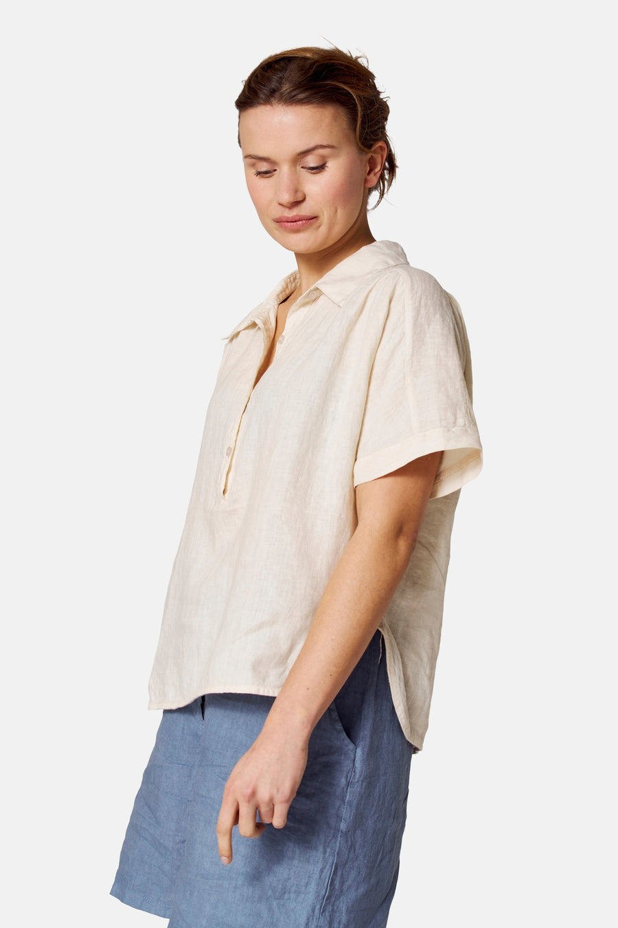Ecru blouse met korte mouwen van COPINES D'ANVERS, gedragen met een blauwe linnen short.