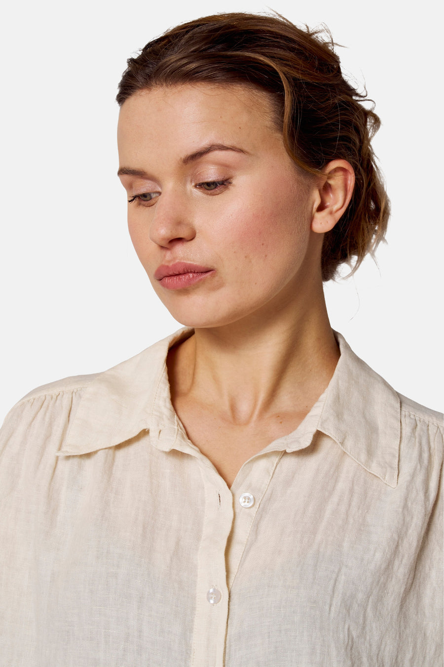 Ecru blouse met korte mouwen van COPINES D'ANVERS, met een klassieke kraag en een linnen textuur.